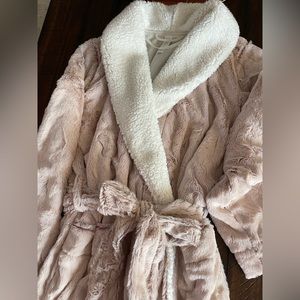 Beautiful soft robe! Size XS never worn